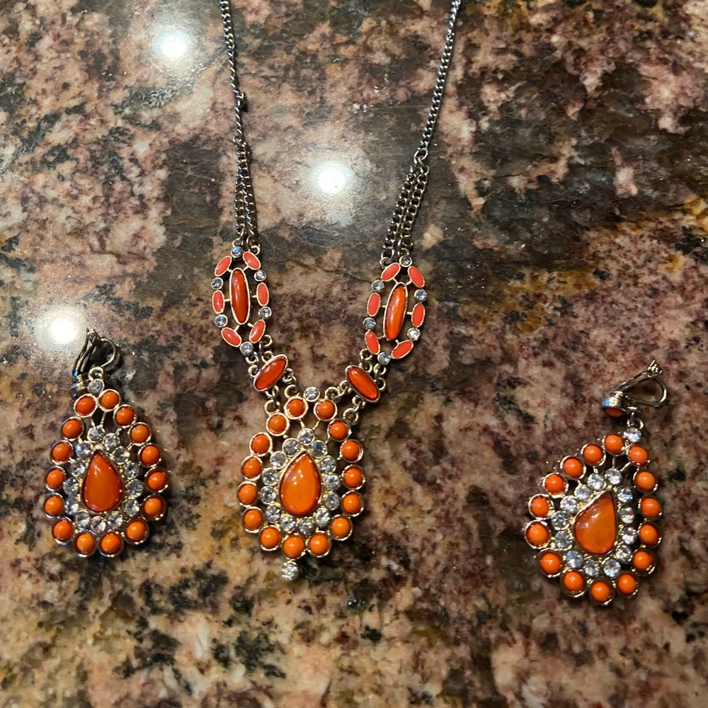 Distinct Necklace & Clip Earrings Set